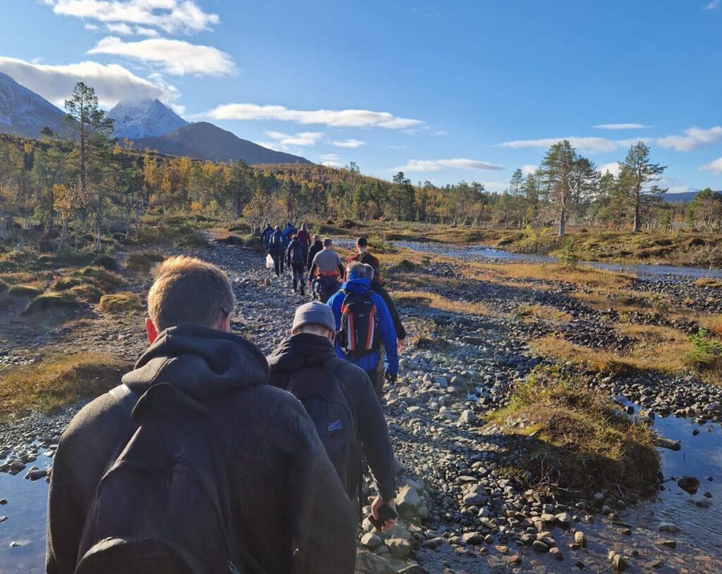 Stockholms Elpartner på företagsresa, vandring i Norge i soligt väder. Berg i bakgrunden.